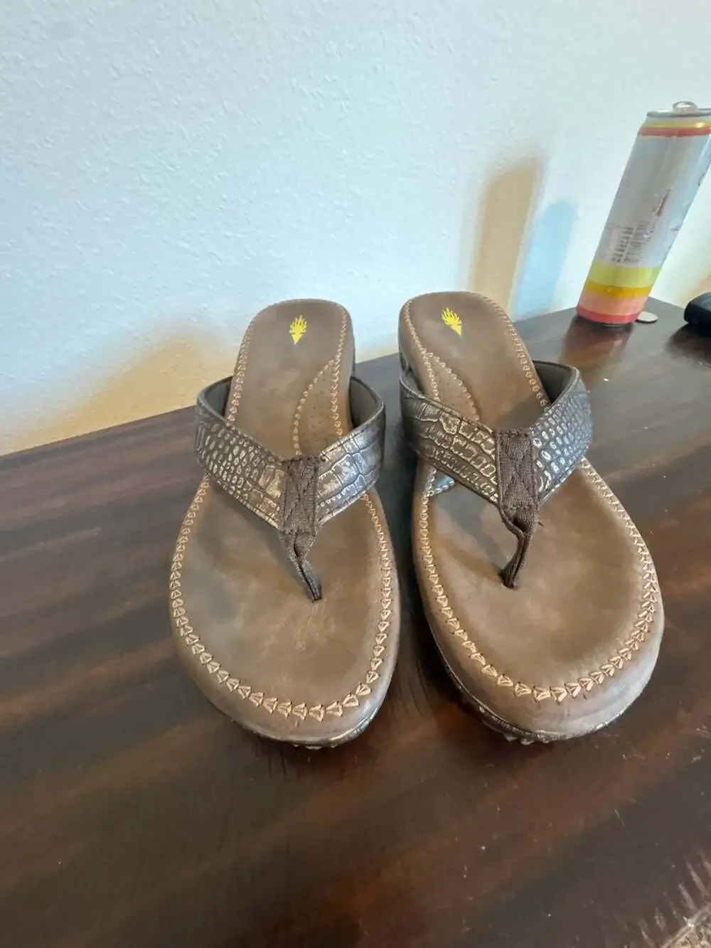 VOLATILE Women's Brown Croc-Embossed Wedge Thong Sandals